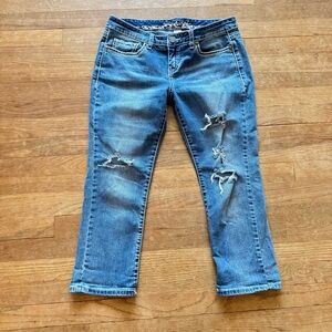 Maurices medium wash low rise distressed cropped jeans size 9/10
 b31